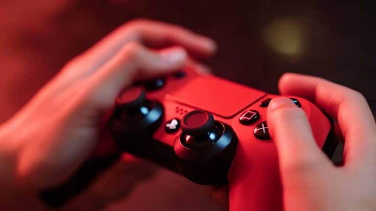manette en main