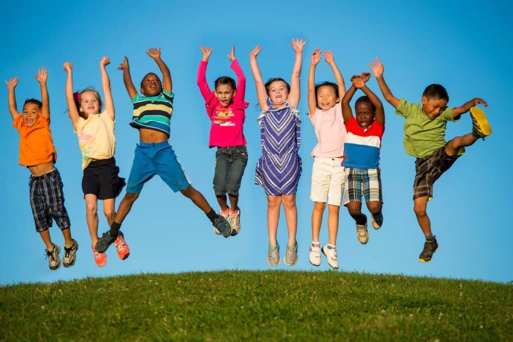 enfants sautant en jouant